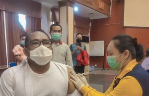 Ikut Suntik Booster Bersama ASN dan TK2D, Kasmidi: Vaksin Bagian dari Iktiar