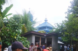 Gotong Royong Warga “Kanbara” HSS Terganggu Hujan, Tinggal Finishing Rehab WC Belum Selesai