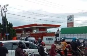Ratusan Kendaraan Antre Beli BBM di SPBU