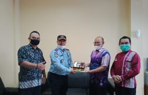 Tandai Hari Jadi BNN, Ka Rutan Barabai Berikan Kue Ultah dan Karya WBP ke BNNK Balangan
