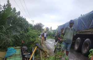 Truk Tronton Angkutan Semen 30 Ton Terjun ke Sungai, Tabrak Pagar Jembatan Kapuh – Barikin, Kalsel