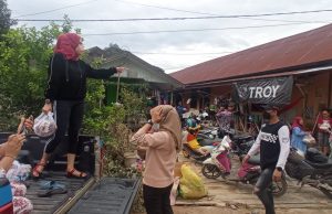 Peduli Sesama Warga RT 64 Jalan Haji Masdar Salurkan Bantuan Korban Banjir