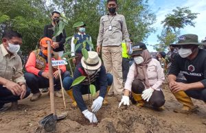 Bupati dan Warga tanam 500 Pohon di DAS Sangatta, Ardiansyah : Jaga Kelestarian Pohon Asli Kalimantan