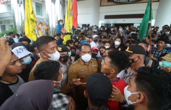 Mahasiswa Ngeluruk ke Gedung DPRD Kutim, Sampaikan 11 Tuntutan