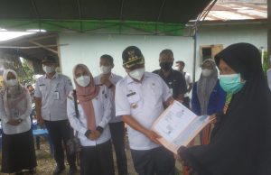 Bupati HSS Santuni Kematian Penghulu Jairani, 19 Rumah yang Diamuk Puting Beliung Segera Diperbaiki