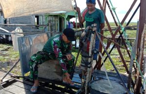Babinsa Bantu Perbaiki Pompa Air Warga
