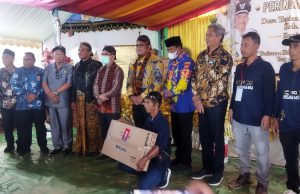 Arfan Hadiri Syukuran HUT ke 17 Desa Tepian Baru, Turut Meriakan dengan Bagikan Doorprize