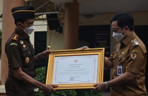 Bupati Aulia Serahkan Piagam ke Kajari HST, Apresiasi Penyelamatan Lahan Rekreasi Batu Benawa