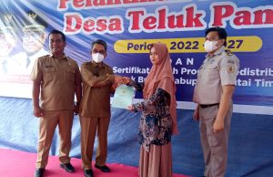 Bupati Serahkan 988 Sertifikat ke Warga Teluk Pandan