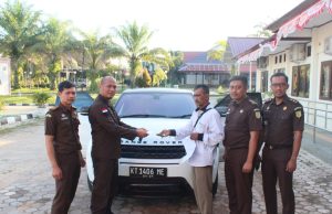 Kejari Kutim Sita Mobil Mewah, Terkait Kasus Dugaan Proyek Solar Cell di DPM-PTSP Kutim