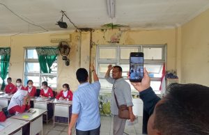 Yulianus Minta Pemerintah Segera Perbaiki Plafon SMPN 1 Sangut