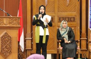 Asti Berbagi Pengalaman di Dunia Politik