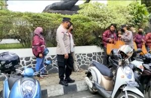 Ojek Online Kota Barabai Terima Paket Sembako, Kapolres HST : Sikapi Harga BBM dengan Bijak