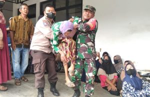 Peran Ganda Bhabinkamtibmas dan Babinsa, Papah Nenek Tua Ambil BLT di Kantor Pos Barabai