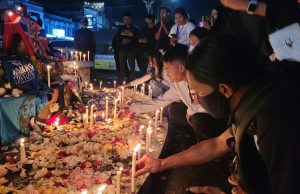 Salawat dan Doa serta Lagu Arema Untuk Para Korban Tragedi Stadion Kanjuruhan, Warnai Alun-Alun Kota Batu