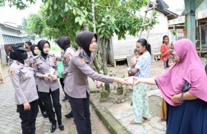 Polres HST Buka Dapur Umum, Karutan Barabai Bagi-bagi 200 Nasi Bungkus kepada Korban Banjir