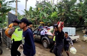 Polres Batu Distribusikan Bansos ke Sumber Manjing Wetan Daerah Terdampak Bencana