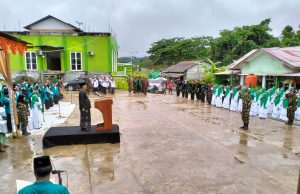 Meski Hujan, Ratusan Santri Samarinda Ikuti Upacara Bendera