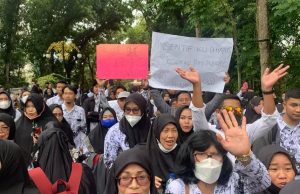 Guru, Pinjol, dan Benjol