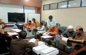 Kejati Jatim Serahkan Tersangka Tipikor Bank Jatim Cabang Batu