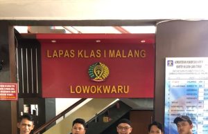 Penyidik Polres Batu Menyerahkan Tersangka Penggelapan dan Barang Bukti (Tahap 2) Kepada Jaksa Penuntut Umum Kejaksaan Negeri Batu