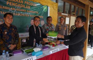 Bupati Kutim Serahkan 35 Produk Administrasi PA di Batam
