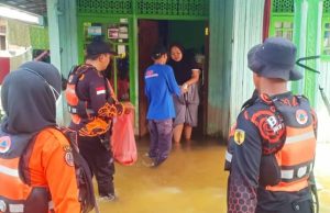 Banjir Masih Kepung Warga Hilir Sungai Barabai, TRC BPBD Naik Perahu Karet Kirim 260 Nasi Bungkus