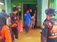 Banjir Masih Kepung Warga Hilir Sungai Barabai, TRC BPBD Naik Perahu Karet Kirim 260 Nasi Bungkus