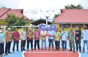 PT GAM Serahkan Sarana Olahraga SMPN 1 Kaubun