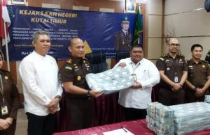 Kejari Kutim Kembalikan Uang Sitaan Kasus Solar Cell Rp 4,3 M ke Pemkab