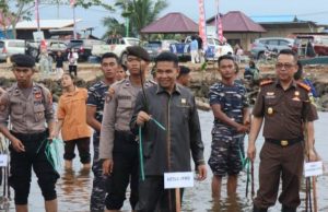 Ketua DPRD Kutim Tanam Bibit Mangrove di Pantai Kenyamukan