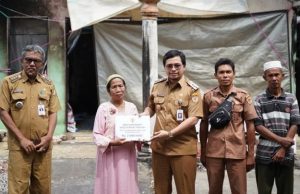 9 KK Korban Kebakaran di HST Terima Bantuan, Bupati Aulia : Tetap Tabah, Hati-hati Musibah