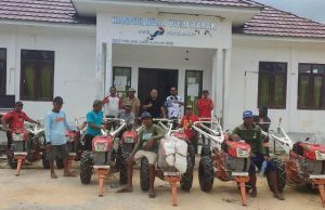 Faizal Serahkan Bantuan Alsintan ke 10 Poktan di Kaubun