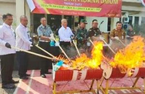 Kejari HSS Musnahkan Barang Bukti Tipidum