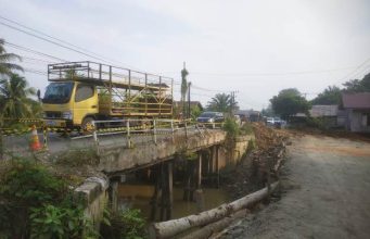 Ada Rumah Terpotong Jembatan Darurat Sungai Kapuh HST, Satu Lainnya Nyaris Terkubur Tanah