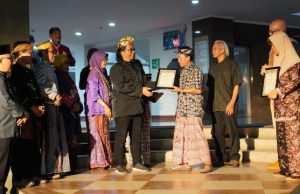 Prof Oman Fathurrahman Raih Penghargaan Pustaka Paripalana