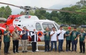 Padamkan Kebakaran Gunung Arjuno Pakai Water Bombing, Gubernur Jatim Tinjau Lokasi