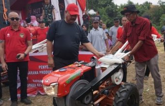Program Kukar Idaman Hadir di Masyarakat, Bupati Edi Damansyah Serahkan Bantuan di Sebulu