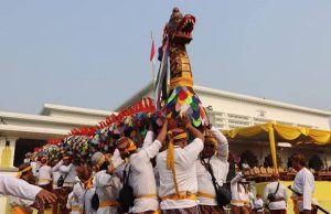 Penutupan Erau 2023, Ribuan Warga Ikuti Prosesi Ngulur Naga dan Belimbur