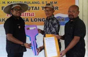 Wabup Kasmidi Serahkan Mobil Ambulance untuk Warga di Pedalaman