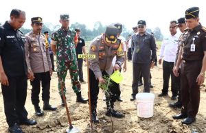 Hijaukan Kolam Regulasi, Polres HST Tanam 100 Pohon, Jimmy : Ini Wujud Nyata Komitmen Polisi