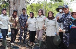Asti Tanam Mangrove di Pantai Bersama Anggota Pramuka dan Lanal