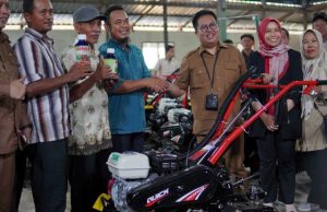 Wabup Rendi Solihin Serahkan Kultivator dan Pupuk ke Petani di Kawasan IKN