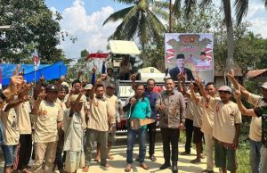Seno Aji Serahkan Combine Harvester Kepada Gapoktan Desa Manunggal Jaya