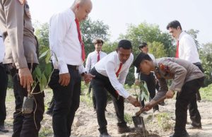 Aksi Serentak, Polres HSS dan Forkopimda Tanam 100 Pohon di Madang, Kapolres Bersyukur