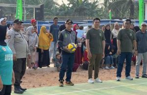 Joni Buka Turnamen Voli di Teluk Pandan