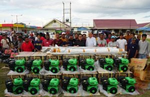 Warga Samboja Barat Terima 400 Mesin Ces dan Dana Hibah untuk Masjid