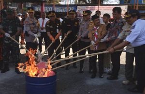 Polres Batu Musnahkan Ribuan Botol Miras dan Pil Koplo Ilegal