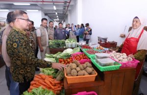 Jelang Akhir Tahun, Pj Wali Kota Batu Sidak Pasar Pastikan Stok Aman