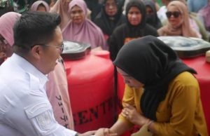 Wabup Rendi Solihin Serahkan 327 Tandon ke Masyarakat Muara Badak